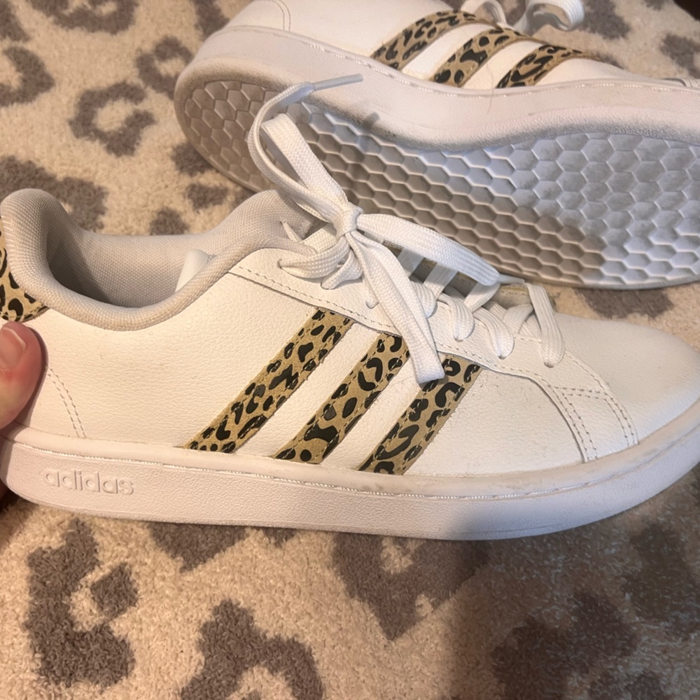 Adidas Women’s tennis shoes *LIKE NEW* only worn a few times. Size 8